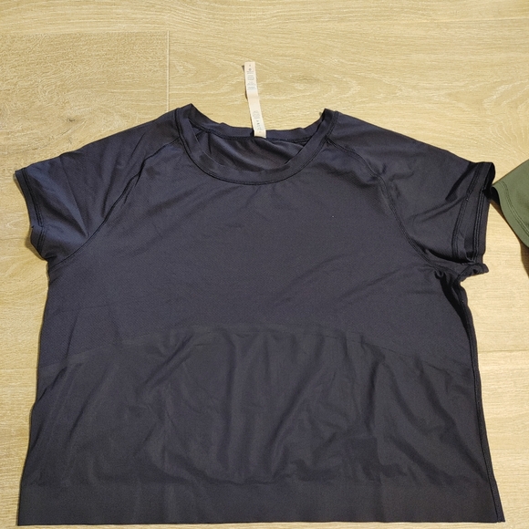 Lululemon Womens Final Lap Short Sleeve Olive Green and Navy Act - Picture 2 of 7